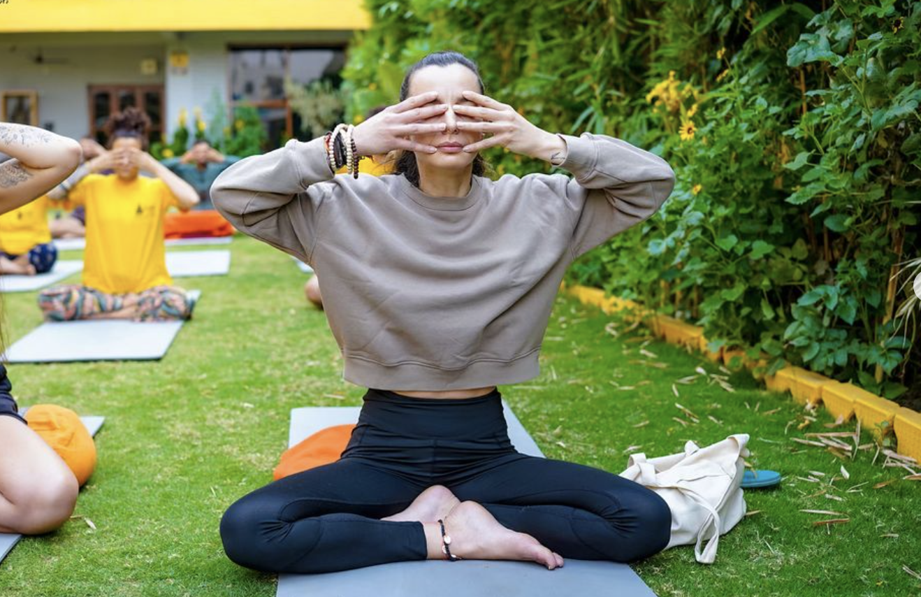 Immerse Yourself: Exploring the Benefits of Virtual Reality Yoga Retreats 
